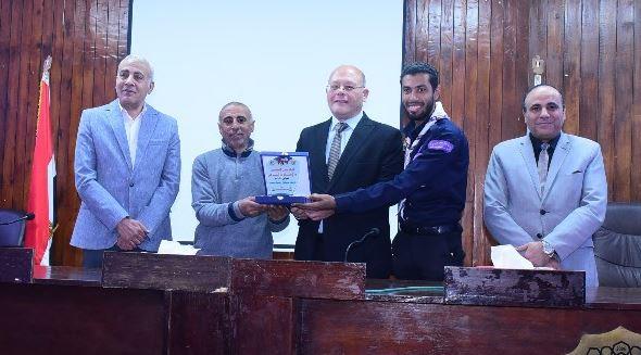 رئيس جامعة سوهاج يكرم الطلاب الفائزين في البطولات الرياضية