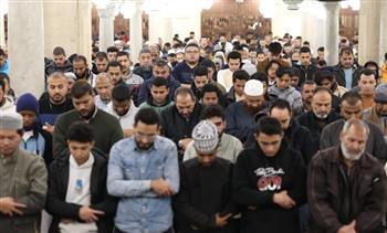   آلاف المصلين يؤدون صلاة العشاء والتراويح بالجامع الأزهر في الليلة الخامسة من رمضان