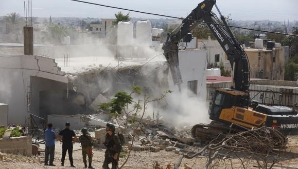 محافظ طولكرم: الاحتلال الإسرائيلي هدم منازل 60 أسرة في المخيم