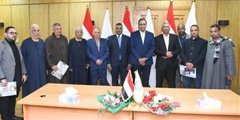   محافظ قنا يشهد توقيع عقود استثمار وحدات المجمع الصناعي الحرفي بكرنك أبو تشت