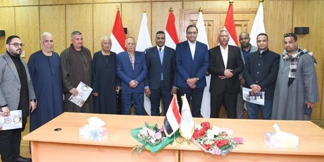 محافظ قنا يشهد توقيع عقود استثمار وحدات المجمع الصناعي الحرفي بكرنك أبو تشت