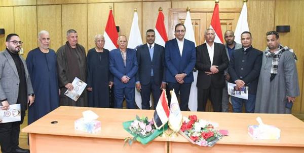 محافظ قنا يشهد توقيع عقود استثمار وحدات المجمع الصناعي الحرفي بكرنك أبو تشت