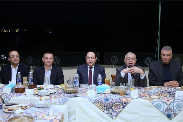 رئيس الأكاديمية العربية  يشارك طلاب أسوان حفل إفطار جماعي