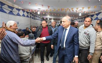   محافظ المنيا بين ضيوف المائدة الرمضانية.. وهتافات “تحيا مصر” تملأ الأجواء