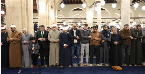 آلاف المصلين يؤدون العشاء والتراويح بالجامع الأزهر