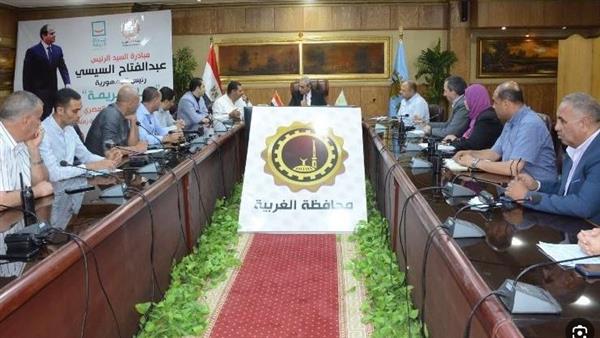 محافظ الغربية يترأس اجتماعًا طارئًا مع رؤساء المراكز والمدن في منتصف الليل
