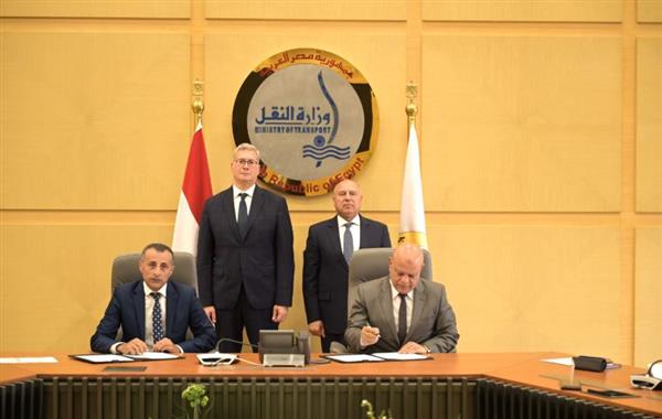 وزير النقل يشهد عقد توقيع بناء محطات تسهيلات بحرية بالإسكندرية