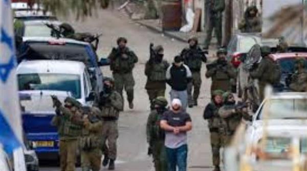 قوات الاحتلال الإسرائيلي تعتقل 30 فلسطينيا على الأقل من الضفة الغربية المحتلة