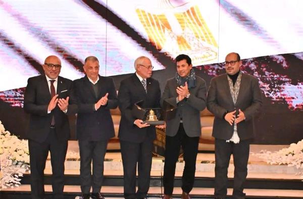 أشرف صبحي يجتمع  مع مجلس أمناء مركز التنمية الشبابية والرياضية بشبرا الخيمة