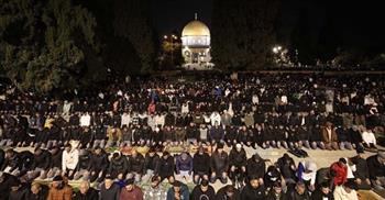   85 ألف فلسطيني يؤدون صلاتي العشاء والتراويح في المسجد الأقصى