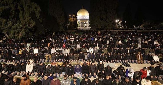85 ألف فلسطيني يؤدون صلاتي العشاء والتراويح في المسجد الأقصى