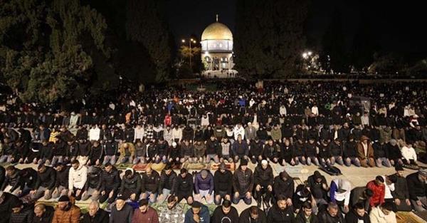 85 ألف فلسطيني يؤدون صلاتي العشاء والتراويح في المسجد الأقصى