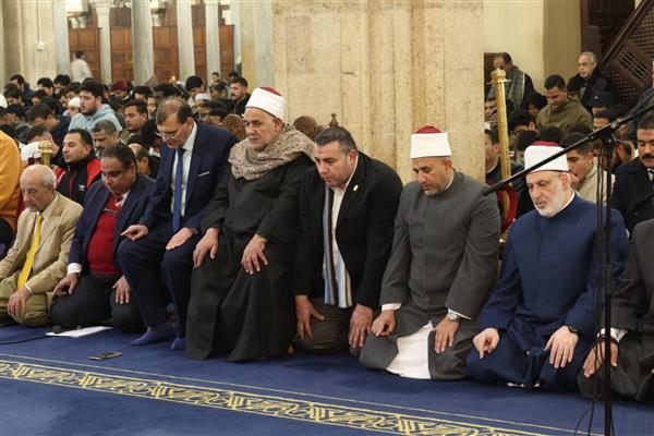 لأداء الصلاة وسماع القرآن على المدرسة المصرية العريقة في التلاوة.. آلاف المصلين يؤدون العشاء والتراويح بالجامع