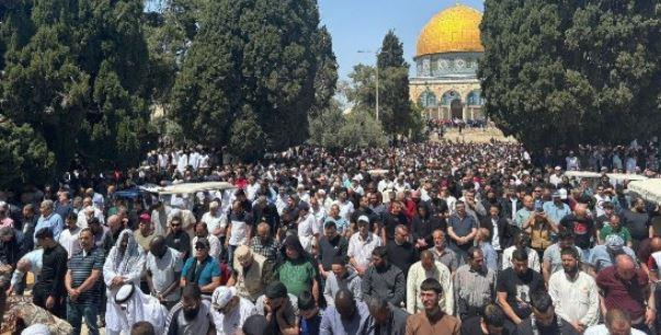 90 ألفا يؤدون الجمعة الأولى من رمضان في المسجد الأقصى