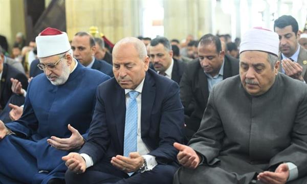 محافظ القاهرة يؤدي صلاة الجمعة بالجامع الأزهر