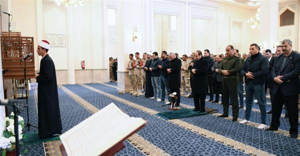 السيسي يؤدي صلاة الجمعة مع طلبة الأكاديمية العسكرية المصرية