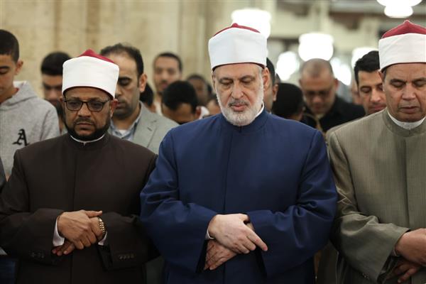 يرجون تجارةً لن تبور.. آلاف المصلين يؤدون العشاء والتراويح في الجامع الأزهر بالليلة الثامنة من رمضان