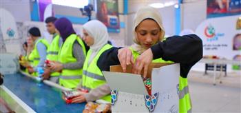   طلاب أكاديمية أخبار اليوم يشاركون صناع الخير تعبئة كراتين رمضان
