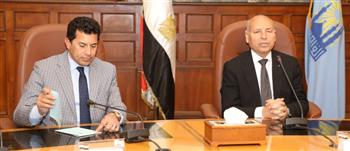  وزير الشباب والرياضة ومحافظ القاهرة يبحثان التعاون المشترك