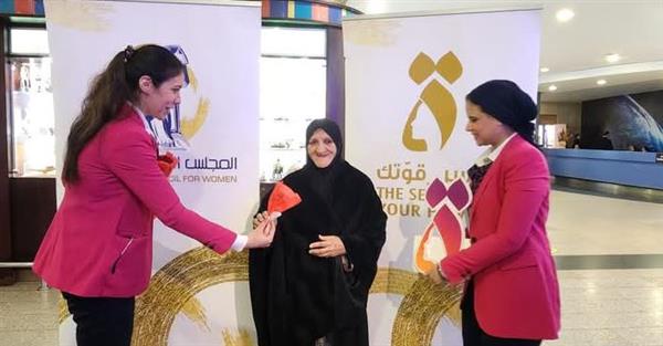احتفالا باليوم العالمي للمرأة .. القومي للمرأة يستقبل السيدات بميناء القاهرة الجوي بالورود