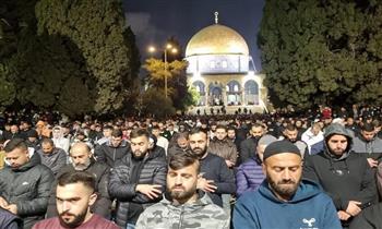   60 ألفا يؤدون صلاتي العشاء والتراويح في رحاب المسجد الأقصى المبارك