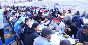   مسلم ومسيحي.. أبناء مصر يلتقون على مائدة الإفطار الجماعي بمدينة الخصوص 