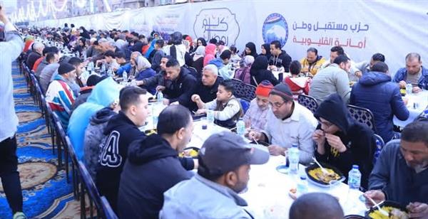 مسلم ومسيحي.. أبناء مصر يلتقون على مائدة الإفطار الجماعي بمدينة الخصوص
