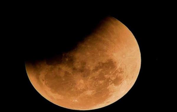 الجمعة.. خسوف كلي للقمر يتزامن مع اكتمال بدر رمضان