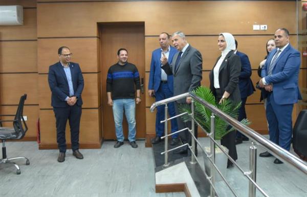 محافظ الإسكندرية يتابع أجواء الاحتفال بعيد الفطر المبارك من داخل مركز السيطرة