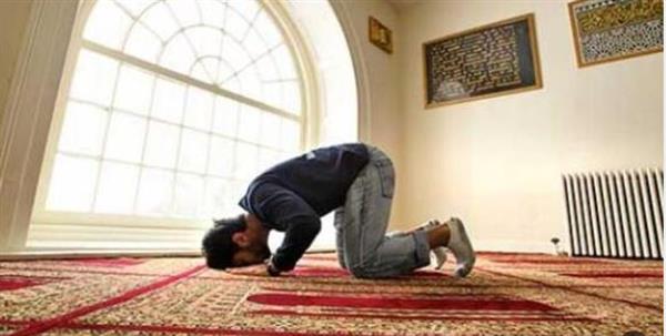 دار الإفتاء توضح حكم الصلاة بالحذاء داخل المسجد