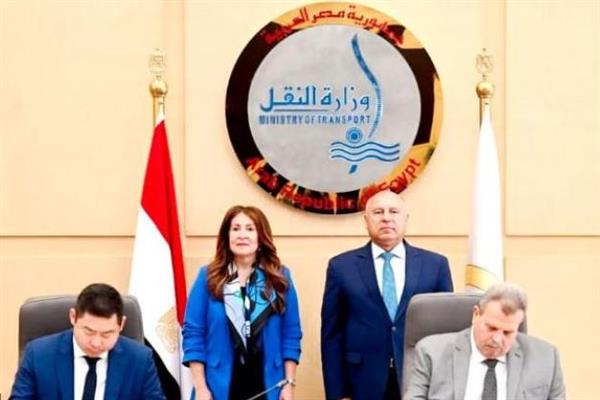 مصر والولايات المتحدة توقعان ثلاثة عقود لتحديث 100 جرار وتوريد قطع غيار للسكة الحديد