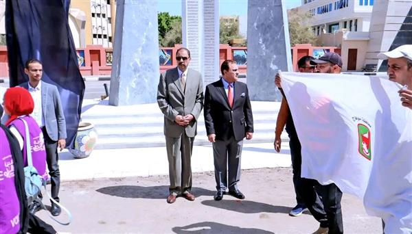 محافظ سوهاج يطلق إشارة بدء ماراثون المشي بمشاركة 400 شاب وفتاة