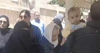   انهيار عارفة عبد الرسول خلال تشييع جنازة زوجها بالإسكندرية وسط غياب الفنانين