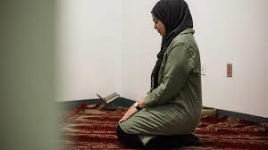 هل يجوز للمرأة الصلاة بالبنطلون؟