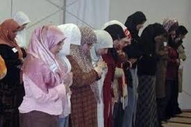 هل يجوز للمرأة أن تؤذن للصلاة إذا كانت الجماعة من النساء؟