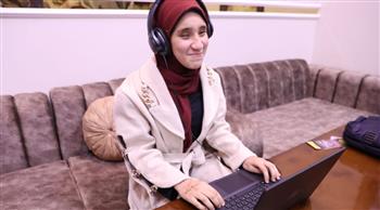    الاتصالات تسلم طالبة من المكفوفين "لابتوب" وتقدم لها منحة تدريبية لدراسة البرمجة