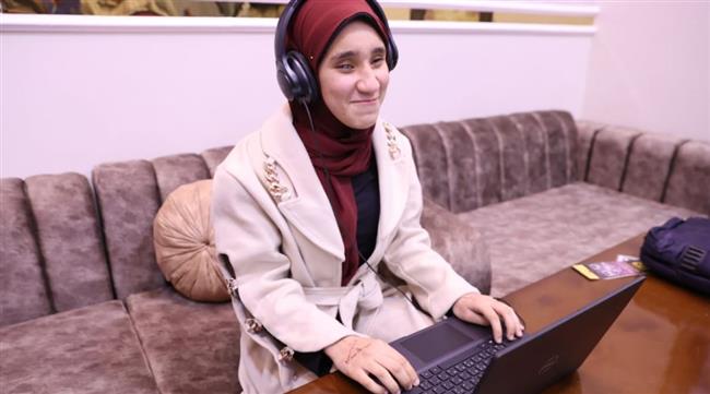  الاتصالات تسلم طالبة من المكفوفين "لابتوب" وتقدم لها منحة تدريبية لدراسة البرمجة