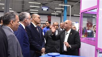   وزير العمل يصطحب نظيره التركي في زيارة إلى شركة  "جيد تكستايل"