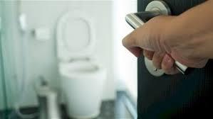 هل حكم التحدث في الحمام أثناء قضاء الحاجة حرام؟