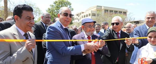 محافظ المنيا ورئيس الجامعة يفتتحان معرض الزهور لكلية "زراعة المنيا" تحت عنوان "بهجة الربيع"
