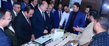   رئيس جامعة سوهاج يتفقد معرض لمنتجات صديقة البيئة يضم فحم نباتي وتصنيع ألياف الموز
