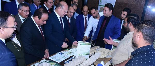 رئيس جامعة سوهاج يتفقد معرض لمنتجات صديقة البيئة يضم فحم نباتي وتصنيع ألياف الموز