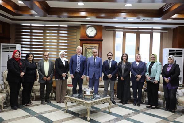 محافظ المنيا يلتقي وفد المشروع الكندي لدعم المرأة ويؤكد استمرار التعاون