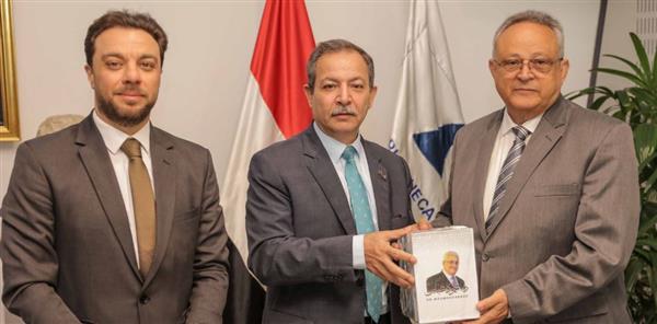 إهداء كتب الرئيس الفلسطيني لمكتبة الإسكندرية