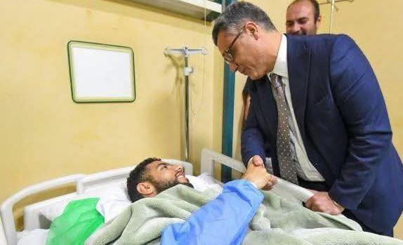 سفير الجزائر بالقاهرة يزور القندوسي لاعب وسط فريق سيراميكا بعد تعرضه لكسر فى الساق