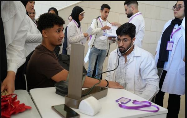 طلاب الجامعة المصرية اليابانية يطلقون حملات توعية صحية لتعزيز الوعي بالأمراض المزمنة
