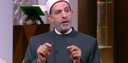 أمين الفتوى يوضح حكم النظر في المصحف لمن لا يستطيع القراءة