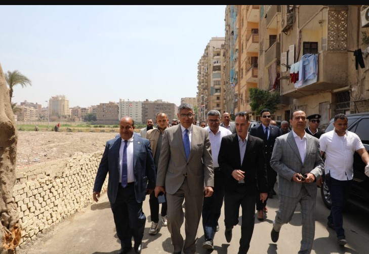 محافظ الجيزة يتابع رصف وتطوير شارع أوتوسبير بالطالبية