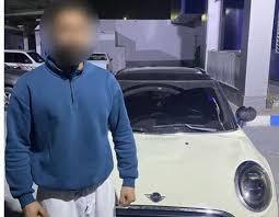 الداخلية تكشف مقطع فيديو تضمن قيام فرد شرطة بالتشبث بسيارة حال محاولته منع قائدها من الهرب