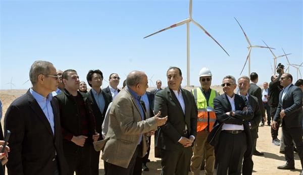 رئيس الوزراء يتفقد مزرعة توليد الكهرباء بقدرة 650 ميجاوات برأس غارب